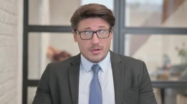 Öksüren Hasta İş Kadını Kendini Kötü Hissediyor