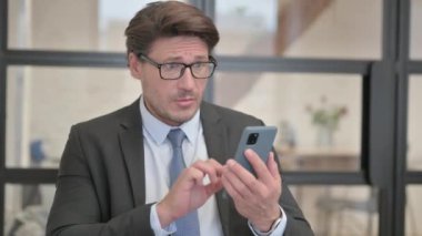 Bir bankta otururken İş Adamı Telefondaki Kaybından Şok Oldu