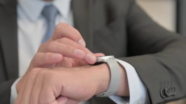 Bekleyen İş Adamı Ofiste Otururken Kol Nöbeti Saati Kontrol Ediyor