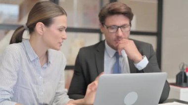 İş Adamı Toplantıda Kadın Ortağıyla Sohbet Ediyor