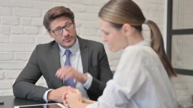 Kızgın İşadamı Ofiste Kadın İşçiyle Konuşuyor