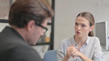Kızgın İşadamı Ofiste Kadın İşçiyle Konuşuyor
