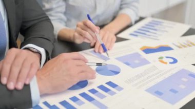 İşkadını ve İşadamı Ofiste Evrak İşleri Yapıyor