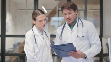 Genç Doktorlar Ekibi Tıbbi Raporu Tartışıyor