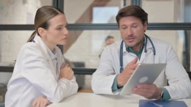Doktor, Doktor 'la Dijital Tablet' in Tıbbi Raporunu Tartışıyor