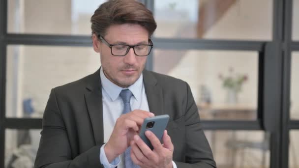 Uomo Affari Che Utilizza Telefono Mentre Seduto Ufficio — Video Stock