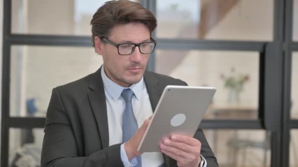 Jovem Empresária Usando Tablet Enquanto Senta Banco Banco — Vídeo de Stock
