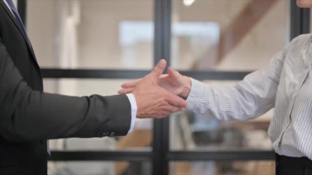 Close Business People Shaking Hand — Stockvideo