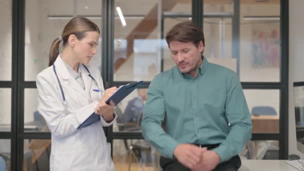 Ortopéd Orvos Női Beteg Könyökét Vizsgáló Orvos — Stock videók
