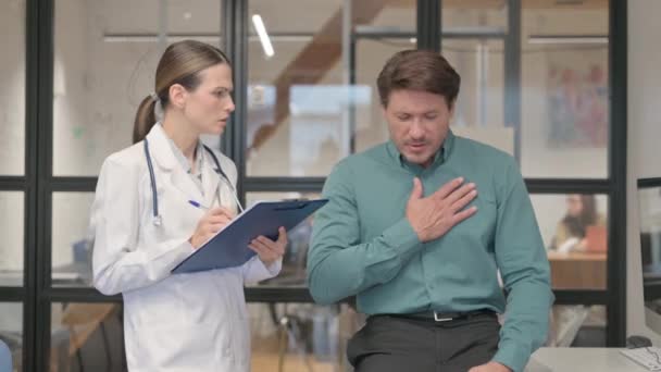 Baş Ağrısı Olan Bir Kadın Doktora Danışmanlık Yapıyor — Stok video