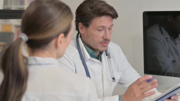 Primer Plano Del Doctor Hablando Con Paciente — Vídeos de Stock