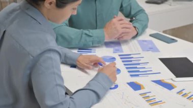 Kağıtları Yapan Çoklu Etnik Kişilerin Kapanışı