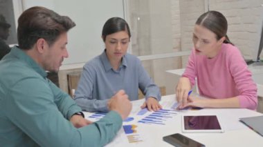 Toplantıda Takım Arkadaşlarıyla Konuşan Hintli Kadın