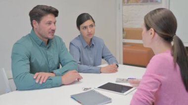 Karışık Irk Çifti Emlakçıyla Konuşuyor