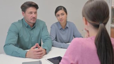 Irklar Arası Çiftler Kadınla, Emlakçı