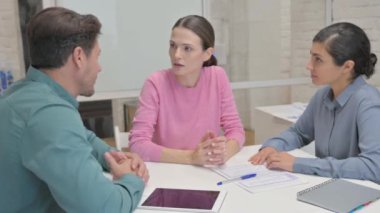 Toplantıda Karışık Irk İnsanları Konuşuyor