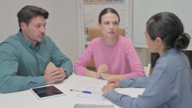 Toplantıda Konuşan Gençler Grubu