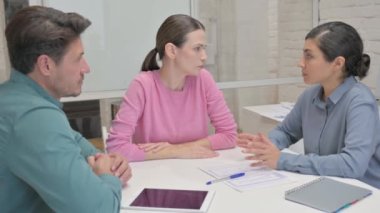 Takım Arkadaşlarıyla Görüşmede Çok Etnik İnsanlar Konuşuyor