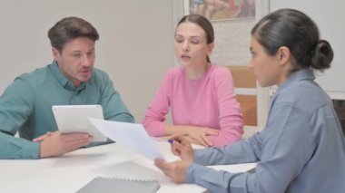 Toplantı sırasında birlikte çalışan yaratıcı insanlar