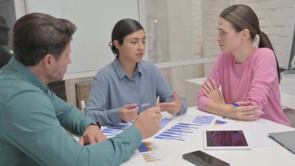 Mulher Indiana Discutindo Plano Com Companheiros Equipe Reunião — Vídeo de Stock