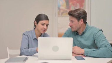 Dizüstü bilgisayarda çalışan karışık ırk çifti