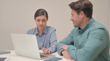 Hintli bir kadının takım arkadaşıyla çalışmasını tartışırken.