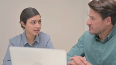 Partner 'la çalışan Hintli kadına yaklaş.