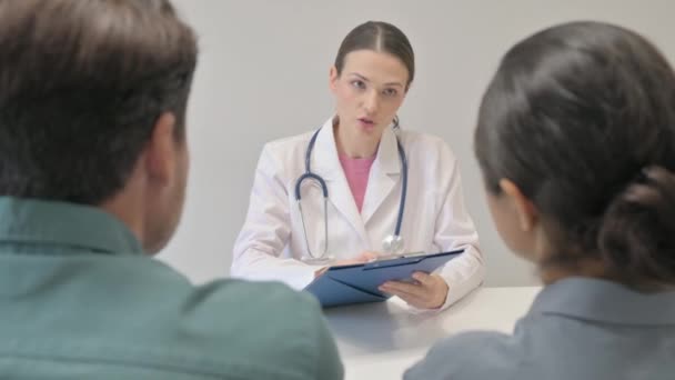 Kadın Doktor Çiftle Sağlık Raporunu Tartışıyor — Stok video