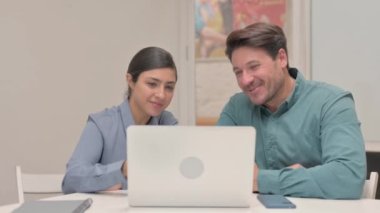 İş yerinde Laptop 'ta Video Sohbeti Yapan Gençler