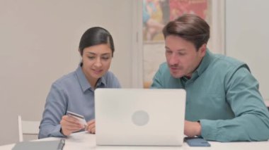 Yaratıcı İnsanlar Ofiste Çevrimiçi Ödeme Sorununa Üzgünler