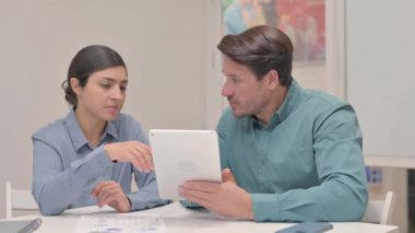 Tablet 'te Takım Arkadaşlarıyla İş Tartışması