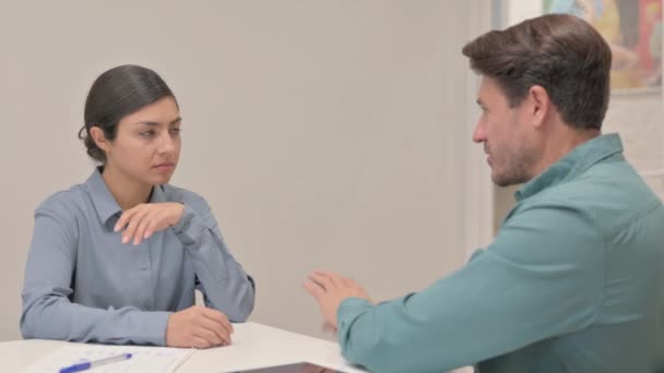 中年男性がインド人女性と話す — ストック動画