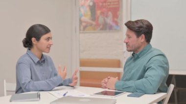 Ofiste Yaratıcı Takım Arkadaşı ile Konuşan Hintli Kadın