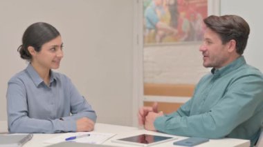 Çok Etnik Kişiler Ofiste Tokalaşıyor