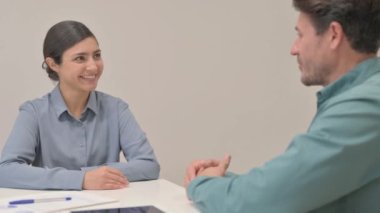 Hintli Kadın Partnerle Tokalaşıyor