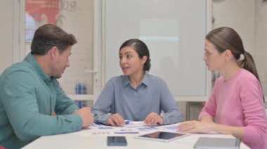 Takım arkadaşlarıyla tartışan Hintli Kadın