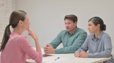 Yaratıcı Takım Arkadaşlarıyla Konuşan Genç Kadın