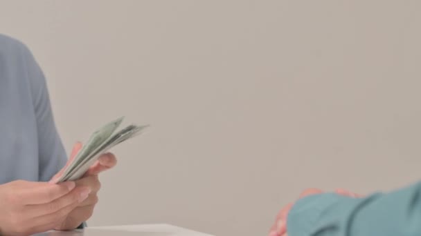 Primer Plano Mujer Dando Dinero — Vídeos de Stock