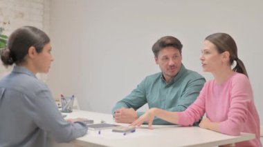 Genç çift Hintli emlakçıyla konuşuyor.