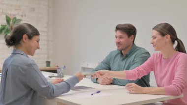 Hintli Emlakçı Para Alıyor, Anahtarları Veriyor ve Genç Çiftle Tokalaşıyor