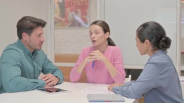 Ofiste Takım Arkadaşlarıyla Konuşan Genç Kadın