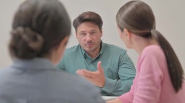 Takım arkadaşlarıyla Konuşan Adamın Yakın Çekimi