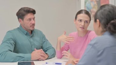 İş Arkadaşlarıyla Konuşan Yaratıcı Genç Kadın