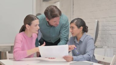 Yaratıcı Ekip Yıllık Raporu Ofiste Tartışıyor