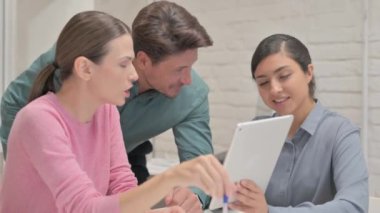 Yaratıcı Ekip Ofiste Tablet Hakkında Çevrimiçi Bilgi Tartışıyor