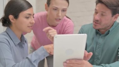 Tablet Üzerinde Çalışan Çok Etnik Kişilerin Kapanışı