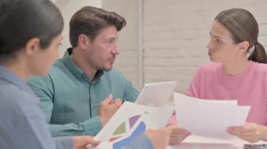 Man 'in ekibiyle konuşmasına yaklaş.