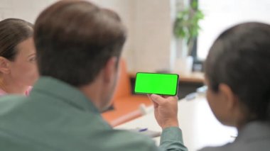 Yeşil Ekran ile Karışık Irk İnsanları Telefonu Tutuyor