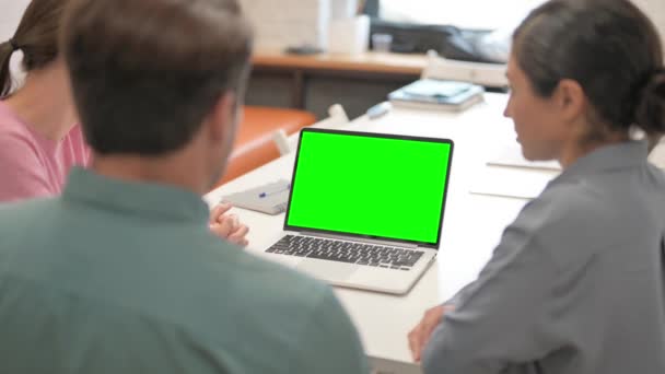 緑のスクリーンが付いているラップトップを使用する多民族のチーム — ストック動画