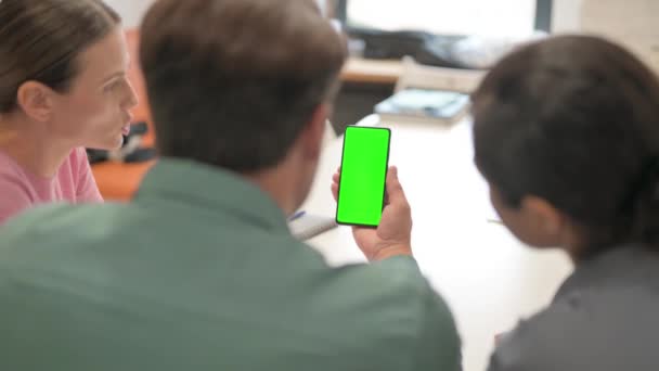 Багато Етнічної Команди Допомогою Телефону Зеленим Екраном — стокове відео